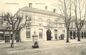 Oude ansichtkaarten van een militair gebouw in Geertruidenberg: de Marktkazerne.