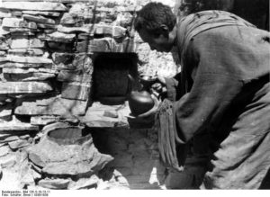 Nog steeds trekken kluizenaars zich terug, ook in andere culturen. Deze foto toont een kluizenaarscel in Tibet in de jaren 1950.